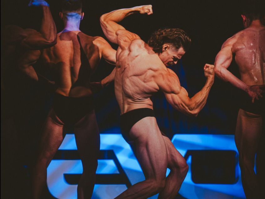 Arnold Pose, Foto by Acrey Media